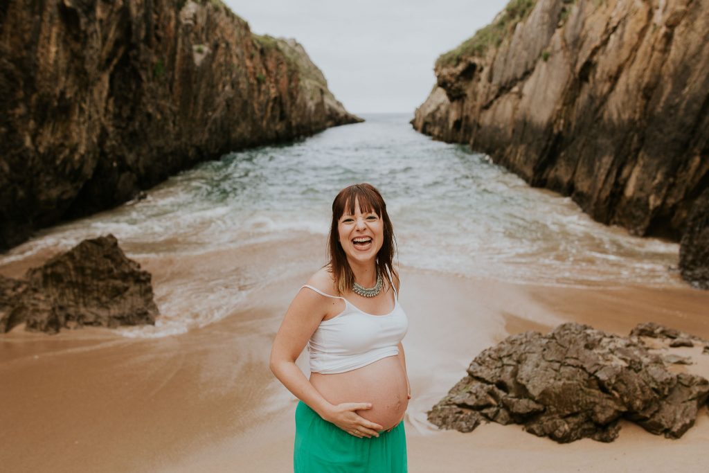 sesión de embarazo en la playa